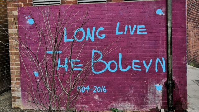 Upton Park mi stále volá späť o 10 rokov neskôr Fanúšikovia West Hamu pred posledným zápasom Boleyn Ground, máj 2016.