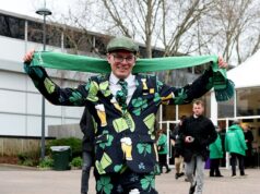 Urobte z môjho Guinnessa! Otrávení návštevníci pretekov si „rozdelia G“, keď oslavujú štvrtok svätého Patrika na festivale v Cheltenhame Jeden pretekár si obliekol oblek zdobený ďatelinami, škriatkovými klobúkmi a pollitrami piva. Outfit som dokončila zeleným klobúkom