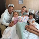 Usman Khawaja je zobrazený s manželkou Rachel a ich tromi dcérami