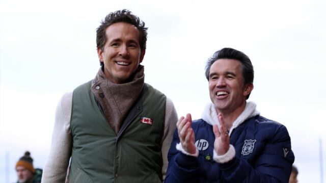 Úžasné globálne príjmy spoločnosti Wrexham Ryana Reynoldsa sú odhalené, ale Ryan Reynolds a Rob Mac, spolumajiteľ Wrexhamu