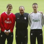 Gerard Houllier pózuje s Liverpoolskymi posilami Florentom Sinamom Pongollem, Harrym Kewellom, Anthonym Le Tallecom a Steveom Finnanom