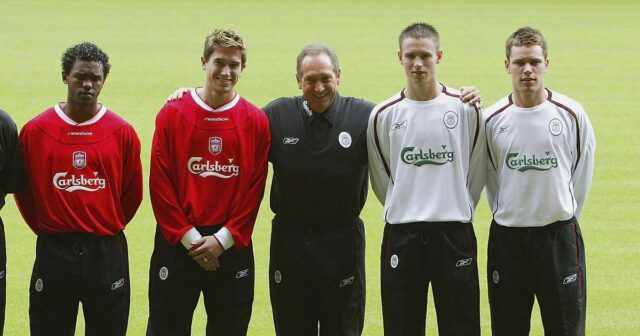 Gerard Houllier pózuje s Liverpoolskymi posilami Florentom Sinamom Pongollem, Harrym Kewellom, Anthonym Le Tallecom a Steveom Finnanom