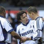 2. marec 2002: Christianovi Ziegemu z Tottenhamu (vpravo) blahoželá Simon Davies za poskytnutie lopty Lesovi Ferdinandovi, ktorý strelil víťazný gól počas zápasu FA Barclaycard Premiership medzi Tottenhamom Hotspur a Sunderlandom na White Hart Lane v Londýne. DIGITÁLNY OBRAZ. Povinný kredit: Craig Prentis/Getty Images