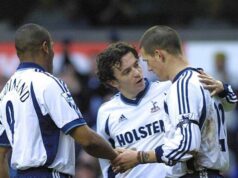 V Tottenhame som utrpel vážne zranenie a zostal som v boji o život – takmer som zomrel 2. marec 2002: Christianovi Ziegemu z Tottenhamu (vpravo) blahoželá Simon Davies za poskytnutie lopty Lesovi Ferdinandovi, ktorý strelil víťazný gól počas zápasu FA Barclaycard Premiership medzi Tottenhamom Hotspur a Sunderlandom na White Hart Lane v Londýne. DIGITÁLNY OBRAZ. Povinný kredit: Craig Prentis/Getty Images