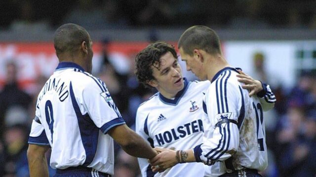 V Tottenhame som utrpel vážne zranenie a zostal som v 2. marec 2002: Christianovi Ziegemu z Tottenhamu (vpravo) blahoželá Simon Davies za poskytnutie lopty Lesovi Ferdinandovi, ktorý strelil víťazný gól počas zápasu FA Barclaycard Premiership medzi Tottenhamom Hotspur a Sunderlandom na White Hart Lane v Londýne. DIGITÁLNY OBRAZ. Povinný kredit: Craig Prentis/Getty Images