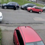 V okamihu narazilo auto do moslimky za bieleho dňa | Správy o islamofóbii