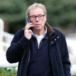 Harry Redknapp (vľavo) a džokej Ben Jones s trofejou King George VI Chase po víťaznej jazde The Jukebox Man počas prvého dňa vianočného festivalu Ladbrokes na dostihovej dráhe Kempton Park