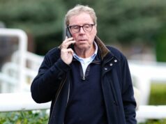 V porovnaní s Harrym Redknappom nie som nikto – ale to, čo urobil bývalý šéf Spurs, je obrovská vec Harry Redknapp (vľavo) a džokej Ben Jones s trofejou King George VI Chase po víťaznej jazde The Jukebox Man počas prvého dňa vianočného festivalu Ladbrokes na dostihovej dráhe Kempton Park