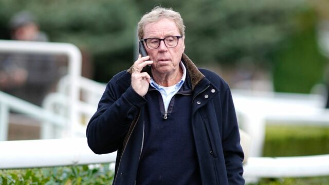 Harry Redknapp (vľavo) a džokej Ben Jones s trofejou King George VI Chase po víťaznej jazde The Jukebox Man počas prvého dňa vianočného festivalu Ladbrokes na dostihovej dráhe Kempton Park