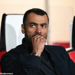 Ashley Cole v dugout Cesena vo svojej novej úlohe manažéra tímu Serie B, jeho prvá vrcholová práca po mnohých trénerských vystúpeniach