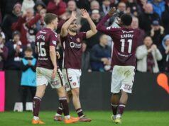 V spoločnosti Hearts sa v historickej škótskej výzve o titul pripravuje „niečo špeciálne“. Sir Alex Ferguson, posledný manažér zo starej firmy, ktorý vyhral titul, bol hosťom Dereka McInnesa v Tynecastle (Steve Welsh/PA Wire)