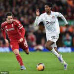 „Určite bolo veľa vzostupov a pádov,“ hovorí o svojej sezóne stredopoliar Barnsley Vimal Yoganathan (na snímke v akcii proti bývalému klubu Liverpool v FA Cupe).