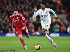 VNÚTRI EFL: Hviezda Barnsley VIMAL YOGANATHAN o tom, ako sa „odrazil“ od odmietnutia Liverpoolu, o tajomstvách v strede poľa, ktoré sa naučil od šéfa Tykes Conora Hourihanea, a o vytýčení cesty pre hráčov z Južnej Ázie. „Určite bolo veľa vzostupov a pádov,“ hovorí o svojej sezóne stredopoliar Barnsley Vimal Yoganathan (na snímke v akcii proti bývalému klubu Liverpool v FA Cupe).