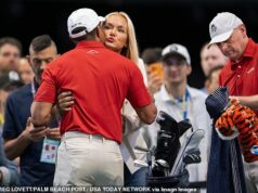 Vanessa Trump a Tiger Woods balia na PDA, keď sleduje, ako golfová ikona trpí ponižujúcou stratou pri návrate ku golfu Vanessa Trump a Tiger Woods boli v utorok večer na snímke, ako zdieľajú romantickú chvíľu