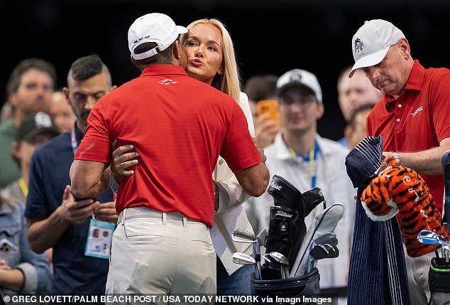 Vanessa Trump a Tiger Woods balia na PDA, keď sleduje, Vanessa Trump a Tiger Woods boli v utorok večer na snímke, ako zdieľajú romantickú chvíľu