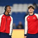 Marli Salmon a Max Dowman sú v hre o Arsenal proti Mansfield Town v FA Cupe