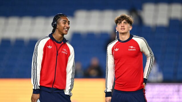 Marli Salmon a Max Dowman sú v hre o Arsenal proti Mansfield Town v FA Cupe