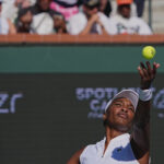 Venus Williamsová sa 5. marca 2026 pozerá do slnka pri podaní vo štvrtok počas zápasu úvodného kola na turnaji BNP Paribas Open v Indian Wells.