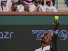 Venus Williamsová upustila od úvodu BNP 30 rokov po svojom debute v Indian Wells Venus Williamsová sa 5. marca 2026 pozerá do slnka pri podaní vo štvrtok počas zápasu úvodného kola na turnaji BNP Paribas Open v Indian Wells.