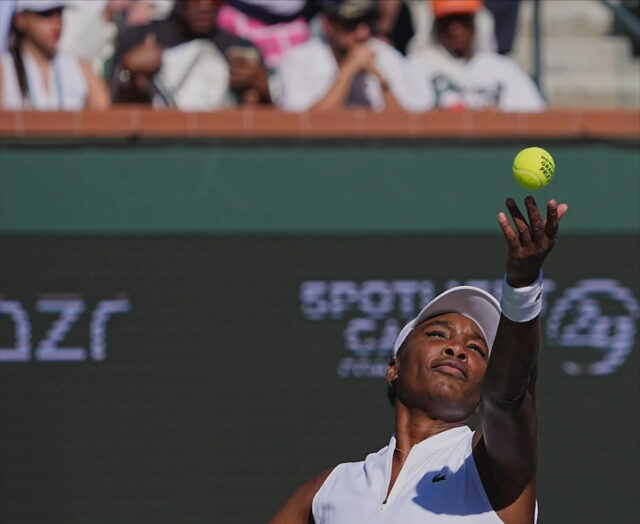 Venus Williamsová sa 5. marca 2026 pozerá do slnka pri podaní vo štvrtok počas zápasu úvodného kola na turnaji BNP Paribas Open v Indian Wells.