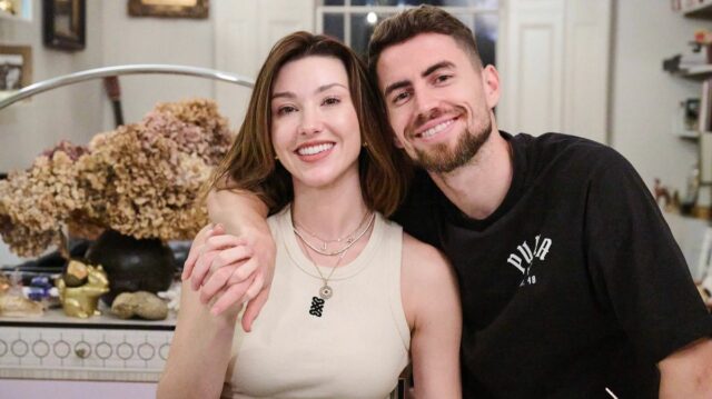 Jorginho a Cat Harding sa objímajú