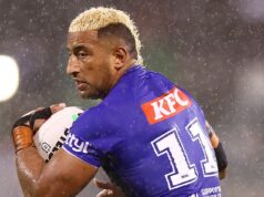 Veselý gaffe umŕtvenej nohejovej hviezdy, ktorý zanechal Daniku Mason v stehoch Hviezda Bulldogs Viliame Kikau zostala vo štvrtok v živej televízii s červenou tvárou po rozhovore po zápase s moderátorkou Channel Nine Danikou Masonovou.