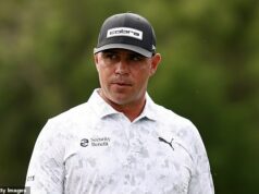 Veteránová golfová hviezda PGA Tour sa blíži k rozprávkovému prvému víťazstvu od prekonania mozgového nádoru a vracia sa do kurzu Gary Woodland je na čele rebríčka pred posledným kolom turnaja Houston Open