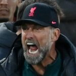 Juergen Klopp, manažér Liverpoolu kričí na čiarového rozhodcu Garyho Beswicka počas zápasu Premier League medzi FC Liverpool a Manchester City na Anfielde
