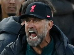 „Videl som inú stránku Jurgena Kloppa – šéf Liverpoolu ma umiestnil na moje miesto s F-bombou“ Juergen Klopp, manažér Liverpoolu kričí na čiarového rozhodcu Garyho Beswicka počas zápasu Premier League medzi FC Liverpool a Manchester City na Anfielde