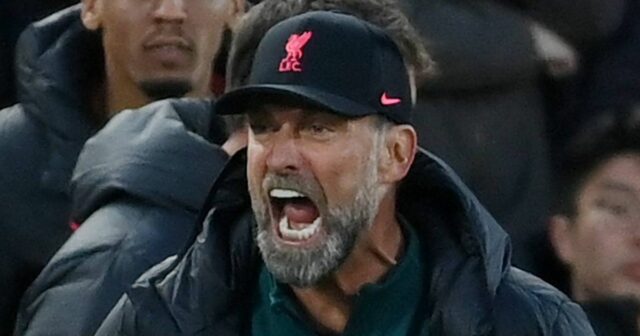 Juergen Klopp, manažér Liverpoolu kričí na čiarového rozhodcu Garyho Beswicka počas zápasu Premier League medzi FC Liverpool a Manchester City na Anfielde