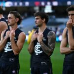 The Demons vyprodukovali piaty najväčší comeback v klubovej histórii, keď porazili Carltona 15.10 (100) až 11.11 (77) v ohromujúcom vare na MCG (na obrázku, hviezdy Blues po prehre)