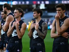 Video nahnevaného činu fanúšikov Carltonu hovorí za všetko, keď sa zúrivo bijú nad jednou z najhorších prehier, akú AFL za posledné roky zažila The Demons vyprodukovali piaty najväčší comeback v klubovej histórii, keď porazili Carltona 15.10 (100) až 11.11 (77) v ohromujúcom vare na MCG (na obrázku, hviezdy Blues po prehre)