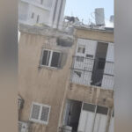 Video ukazuje účinky trosiek padajúcich na budovu v Tel Avive | Izraelsko-iránsky konflikt