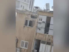 Video ukazuje účinky trosiek padajúcich na budovu v Tel Avive | Izraelsko-iránsky konflikt Video ukazuje účinky trosiek padajúcich na budovu v Tel Avive | Izraelsko-iránsky konflikt