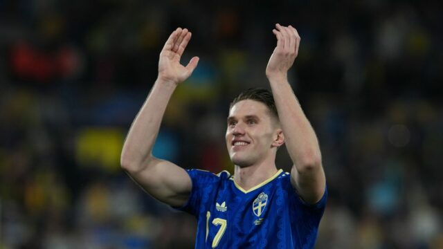 Viktor Gyokeres dáva Mikelovi Artetovi to, čo chce v boji Viktor Gyokeres počas zápasu so Švédskom