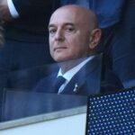 Vinai Venkatesham jasne strieľa na chod klubu Daniela Levyho na stretnutí fanúšikov