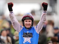 Víťazná džokejova mama sa po triumfe na festivale v Cheltenhame snaží nájsť svojmu synovi priateľku v priamom televíznom prenose: „Ktokoľvek tam vonku… je to milý chlapec“ Tom Bellamy dosiahol víťazstvo na White Noise v Mares' Novices' Hurdle v Cheltenhame