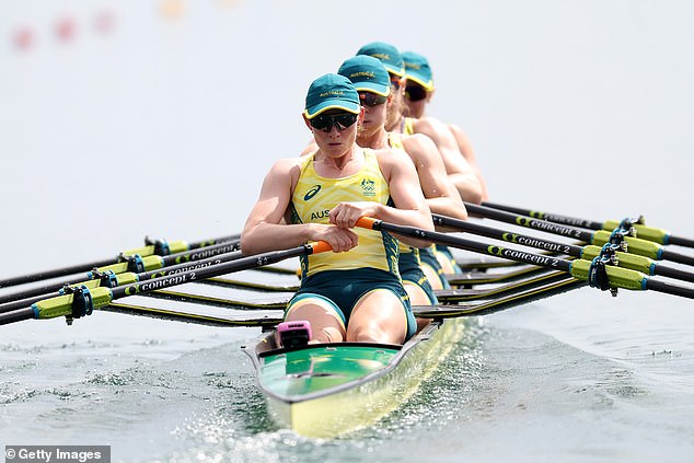 Vláda popiera, že olympijské hry v Brisbane budú musieť minúť Vybudovanie dočasného veslárskeho kurzu pred olympijskými hrami v Brisbane by mohlo stáť až 500 miliónov dolárov – a miestom konania je rieka zamorená krokodílmi (na obrázku ženský tím Aussie Quadruple Sculls súťažiaci na olympijských hrách v Paríži)