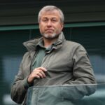 Bývalý majiteľ Chelsea Roman Abramovič sa prizerá