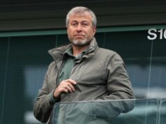 Vláda prispeje k Sue Roman Abramovich cez 2,5 miliardy libier z predaja Chelsea Bývalý majiteľ Chelsea Roman Abramovič sa prizerá