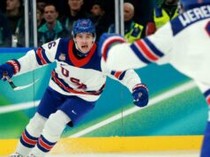 Vlastník hokejového puku v hodnote 1 milión dolárov, ktorý vyhral americké olympijské zlato v spore Vlastník hokejového puku v hodnote 1 milión dolárov, ktorý vyhral americké olympijské zlato v spore