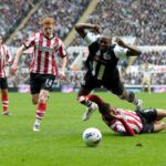 Shola Ameobi z Newcastlu je porazený Fraizer Campbellom zo Sunderlandu, čo vedie k penalizácii počas zápasu Barclays Premier League medzi Newcastle United a Sunderlandom v The Sports Direct Arena 4. marca 2012 v Newcastle upon Tyne v Anglicku.