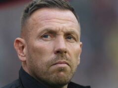 Vo vnútri komplexnej mysle šéfa Walesu Bellamyho Craig Bellamy (vpravo) objíma Harryho Wilsona po tom, čo Wales v novembri 2025 porazil Severné Macedónsko 7:1