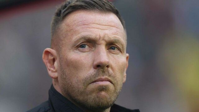 Craig Bellamy (vpravo) objíma Harryho Wilsona po tom, čo Wales v novembri 2025 porazil Severné Macedónsko 7:1