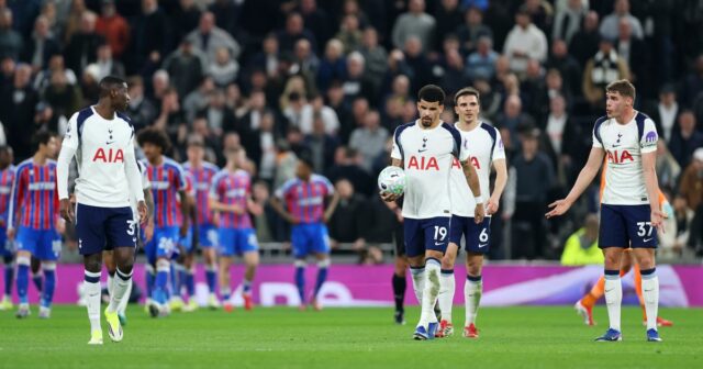 LONDÝN, ANGLICKO - 5. marca: Fanúšikovia Tottenhamu Hotspur reagujú po 3. góle Crystal Palace počas zápasu Premier League medzi Tottenhamom Hotspur a Crystal Palace na štadióne Tottenham Hotspur 5. marca 2026 v Londýne v Spojenom kráľovstve. (Foto Charlotte Wilson/Offside/Offside cez Getty Images)