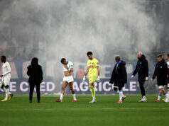 Vrchná strana hry DFB-Pokal, fanúšikovia hádžu svetlice na vlastných hráčov Download app from appStore