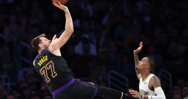Všetci piati štartujúci skórovali dvojciferne, keďže Lakers porazili Pelicans
