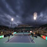 Denis Shapovalov z Kanady a Stefanos Tsitsipas z Grécka prekážajú počas zápasu 7. dňa Miami Open na Hard Rock Stadium 22. marca 2024 v Miami Gardens na Floride.