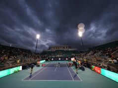 Všetko, čo potrebujete vedieť o chaose Miami Open, pretože niekoľko zápasov bolo zrušených Denis Shapovalov z Kanady a Stefanos Tsitsipas z Grécka prekážajú počas zápasu 7. dňa Miami Open na Hard Rock Stadium 22. marca 2024 v Miami Gardens na Floride.