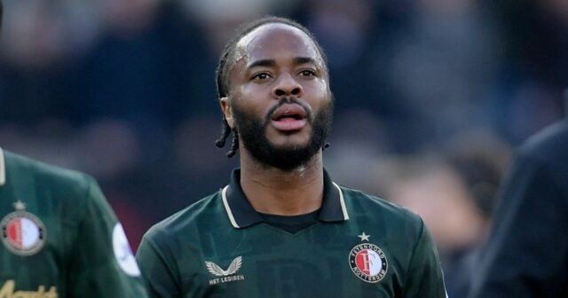 Raheem Sterling z Feyenoordu odchádzal sklamaný z ihriska po zápase počas zápasu holandskej Eredivisie medzi FC Twente a Feyenoord v De Grolsch Veste